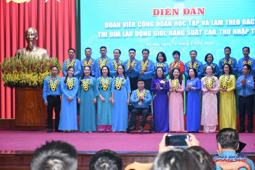 Bà Thái Thu Xương chúc mừng các đại biểu được biểu dương điển hình tiên tiến học tập và làm theo tư tưởng, đạo đức, phong cách Hồ Chí Minh trong các cấp Công đoàn. Ảnh: Nguyễn Việt Bà Thái Thu Xương chúc mừng các đại biểu được biểu dương điển hình tiên tiến học tập và làm theo tư tưởng, đạo đức, phong cách Hồ Chí Minh trong các cấp Công đoàn. Ảnh: Nguyễn Việt