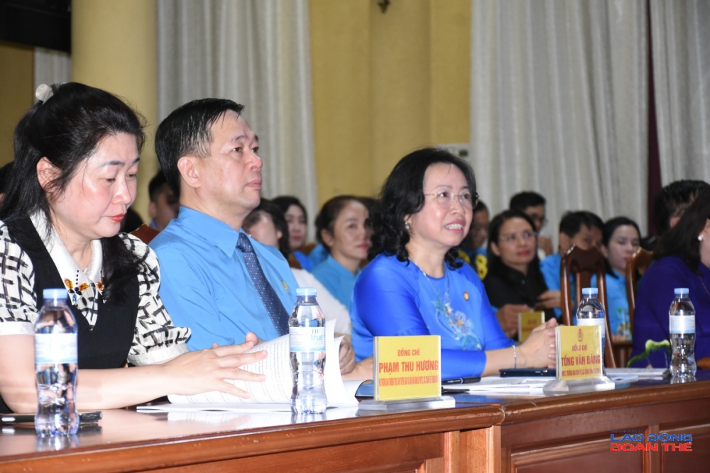 Đồng chí Thái Thu Xương, Phó Chủ tịch Thường trực Tổng Liên đoàn Lao động Việt Nam phát biểu khai mạc và đề dẫn Diễn đàn. Ảnh: Nguyễn Việt