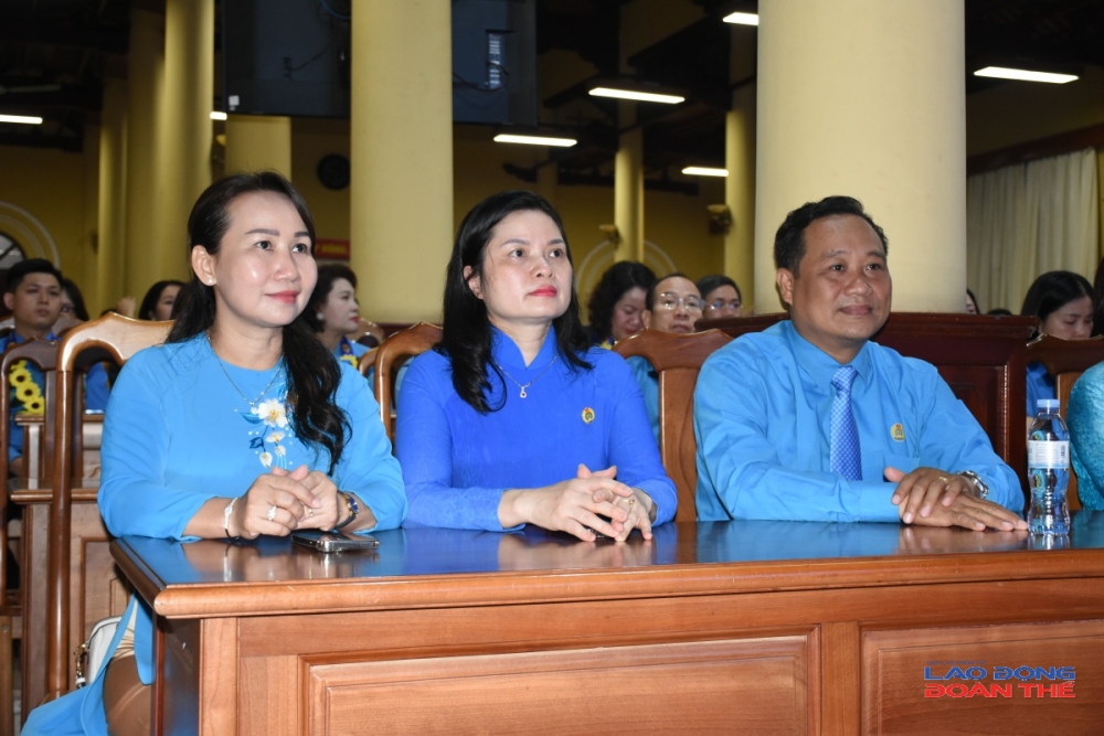 Đồng chí Lê Thị Đức (giữa), Phó Chủ tịch Công đoàn Công Thương Việt Nam tham dự Diễn đàn. Ảnh: Nguyễn Việt