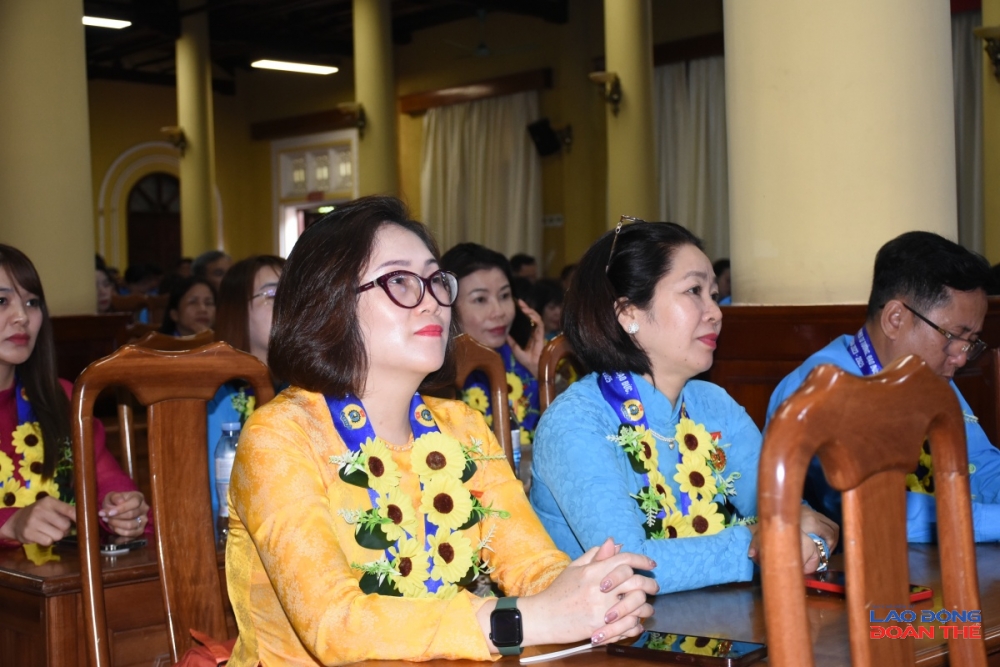 TS. Dương Thị Thùy Vân (trái), Giám đốc Trung tâm Đổi mới sáng tạo, Trường Đại học Tôn Đức Thắng tham dự Diễn đàn. Ảnh: Nguyễn Việt