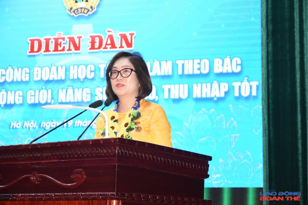 TS. Dương Thị Thùy Vân – Giám đốc Trung tâm Đổi mới sáng tạo, Trường Đại học Tôn Đức Thắng phát biểu tham luận tại Diễn đàn. Ảnh: Nguyễn Việt