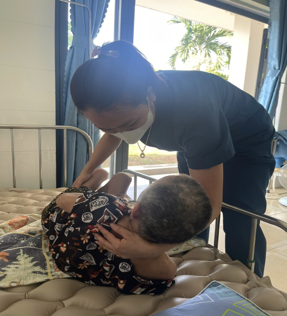 Hình ảnh chị Nguyễn Thị Kim Ly thực hiện nghiêng trở cho đối tượng tại khu chăm sóc khuyết tật. Hình ảnh chị Nguyễn Thị Kim Ly thực hiện nghiêng trở cho đối tượng tại khu chăm sóc khuyết tật.