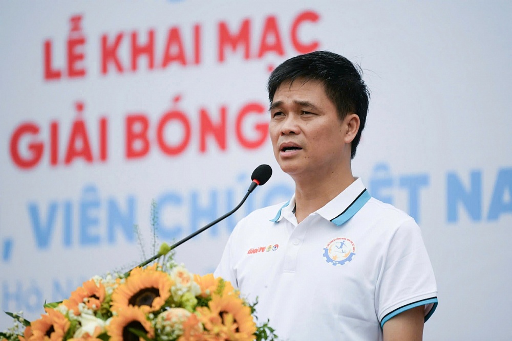 Đồng chí Ngọ Duy Hiểu - Phó Chủ tịch Tổng Liên đoàn Lao động Việt Nam, Trưởng Ban Chỉ đạo Giải Bóng đá công nhân, viên chức Việt Nam 2026, phát biểu khai mạc - Ảnh: Nam Trần