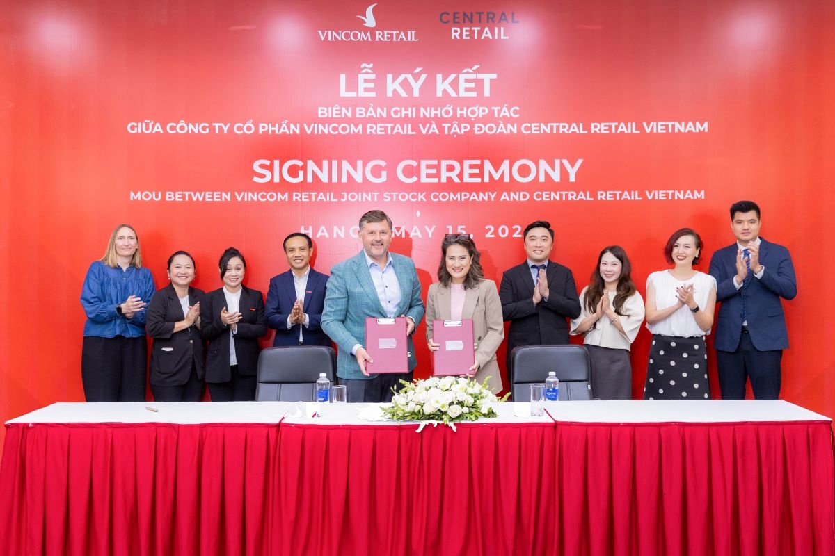 Tổng Giám đốc Vincom Retail và Tổng Giám đốc Central Retail Việt Nam trong buổi lễ ký kết biên bản ghi nhớ hợp tác.