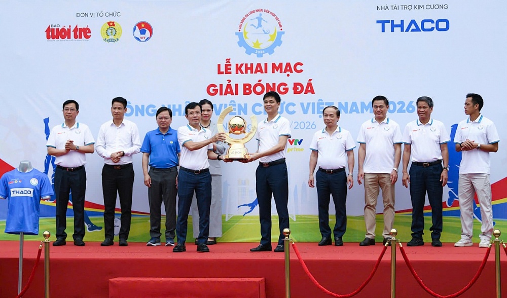 Các đại biểu tham gia nghi thức nâng cúp Giải bóng đá công nhân, viên chức Việt Nam 2026, khởi động mùa giải mới. Ảnh: Nam Trần 