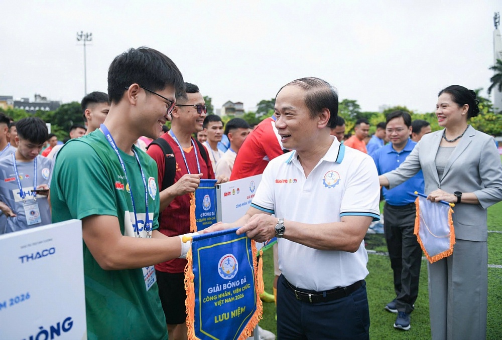 Ông Phạm Tất Thắng - Phó Trưởng ban Thường trực Ban Tuyên giáo và Dân vận Trung ương động viên các cầu thủ trước giờ thi đấu. Ảnh: Nam Trần   