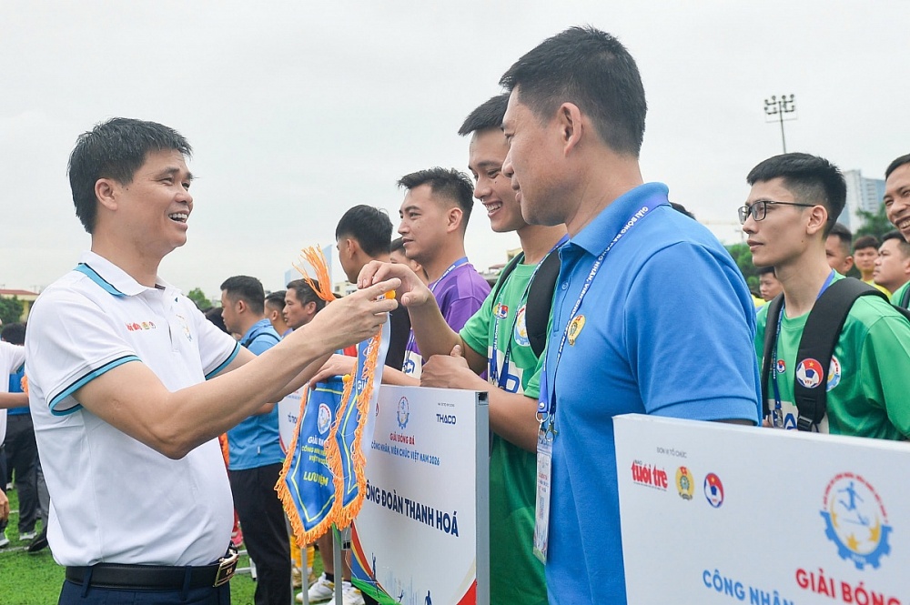 Đồng chí Ngọ Duy Hiểu - Phó Chủ tịch Tổng Liên đoàn Lao động Việt Nam, Trưởng Ban Chỉ đạo Giải Bóng đá công nhân, viên chức Việt Nam 2026, chúc các đội thi đấu tốt. Ảnh: Nam Trần   
