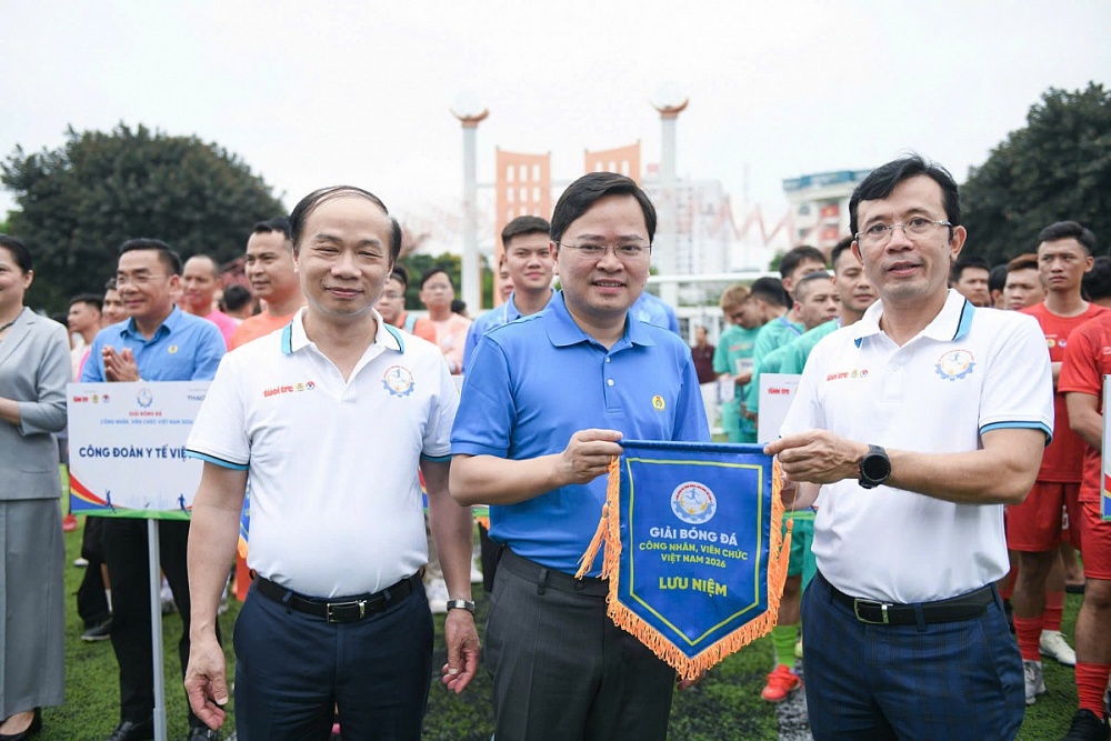 Đồng chí Nguyễn Anh Tuấn – Phó Chủ tịch Ủy ban Trung ương Mặt trận Tổ quốc Việt Nam, Chủ tịch Tổng Liên đoàn Lao động Việt Nam hỏi thăm tình hình sức khỏe các đội. Ảnh: Nam Trần   