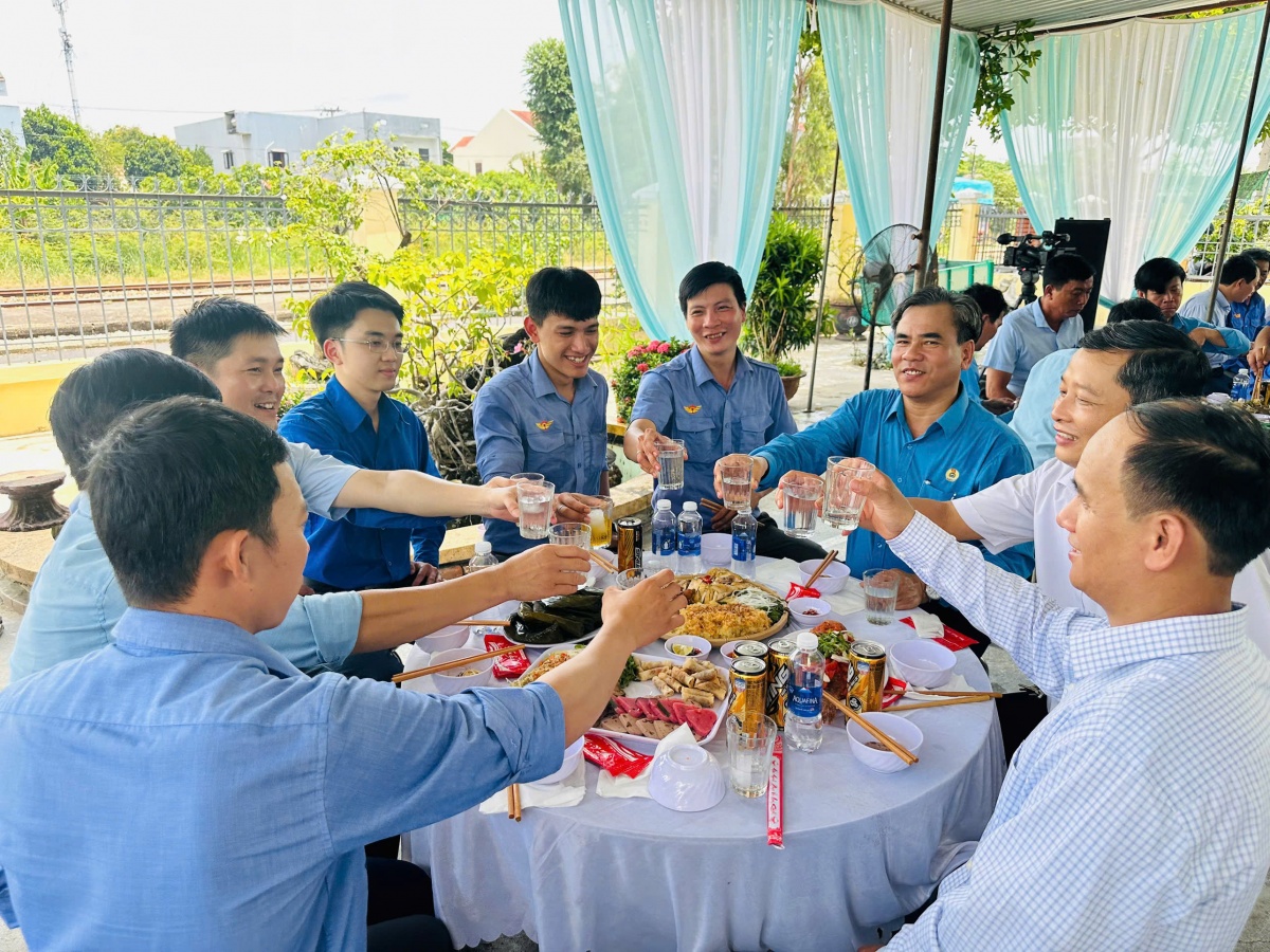 Bữa cơm vui của công nhân đường sắt Bữa cơm vui của công nhân đường sắt