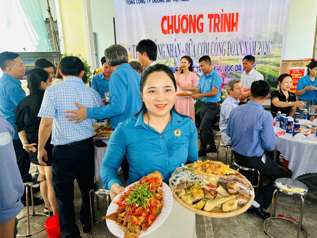 Bữa cơm vui của công nhân đường sắt Bữa cơm vui của công nhân đường sắt