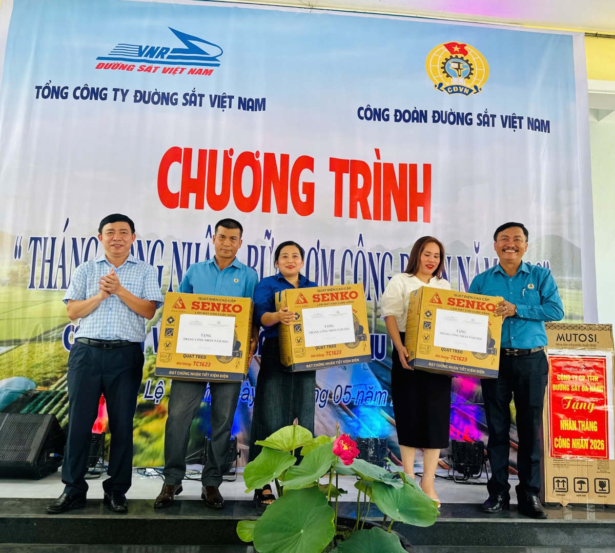 Bữa cơm vui của công nhân đường sắt Bữa cơm vui của công nhân đường sắt