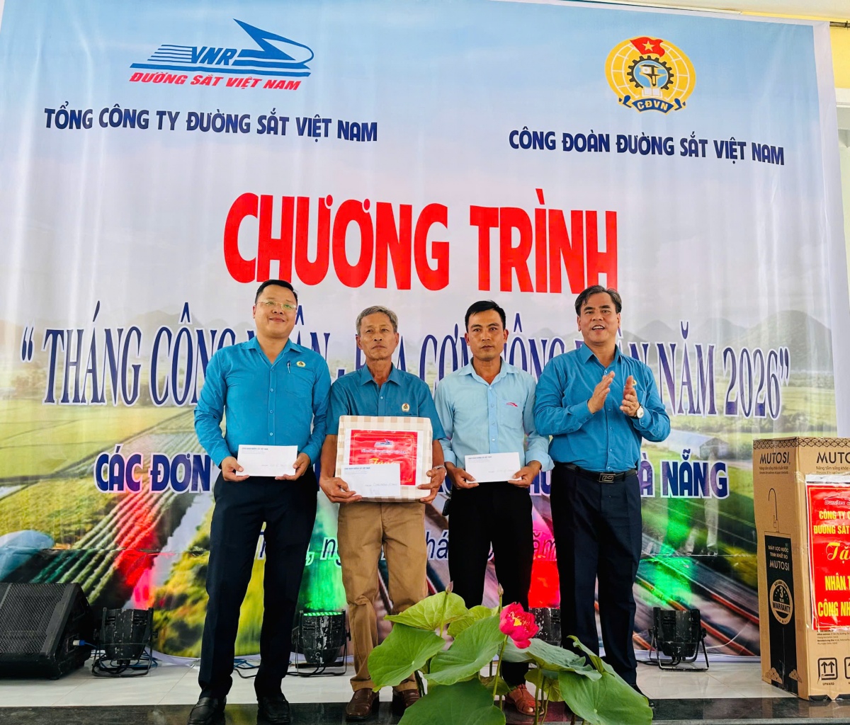 Bữa cơm vui của công nhân đường sắt Bữa cơm vui của công nhân đường sắt