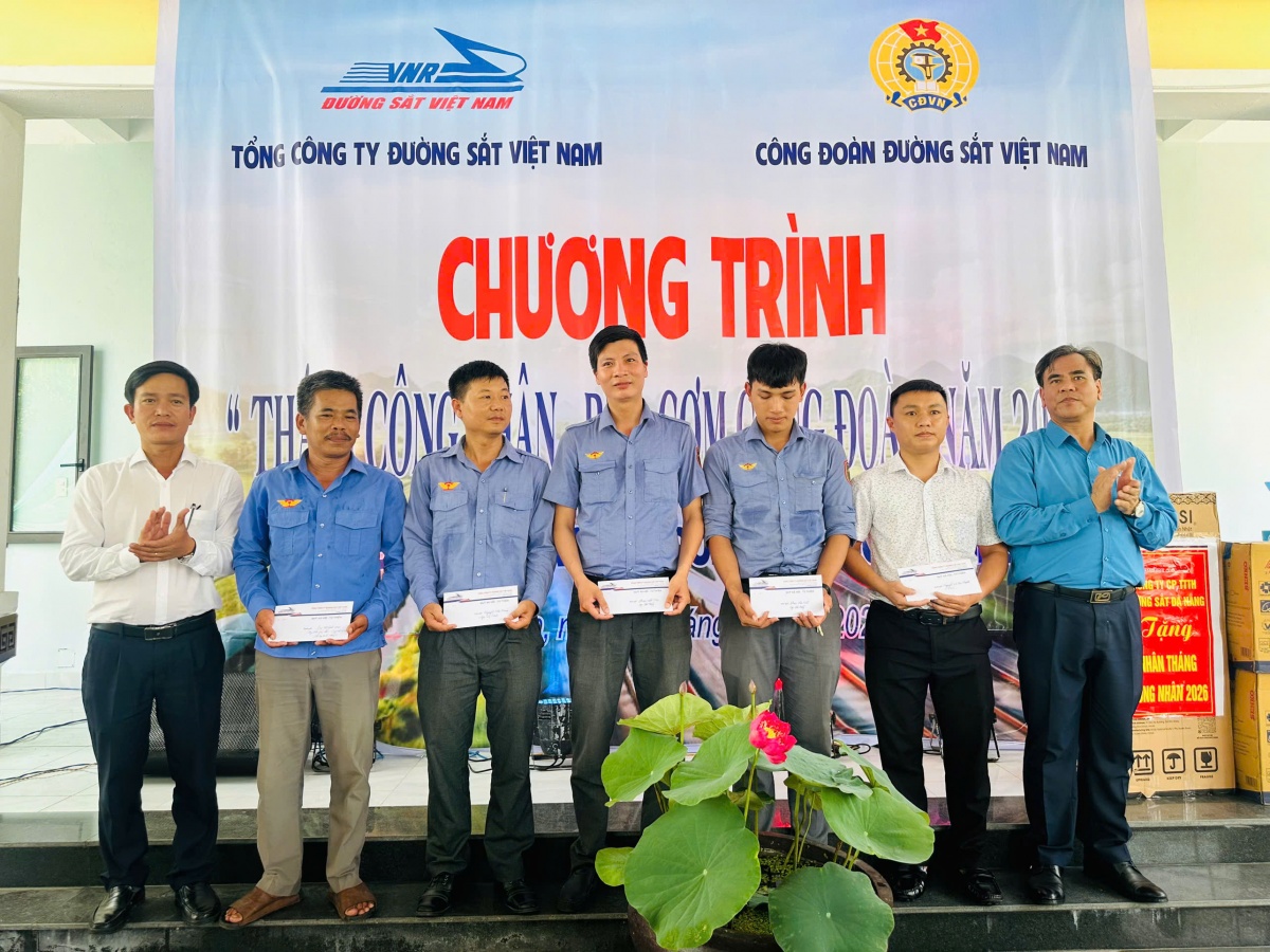 Bữa cơm vui của công nhân đường sắt Bữa cơm vui của công nhân đường sắt