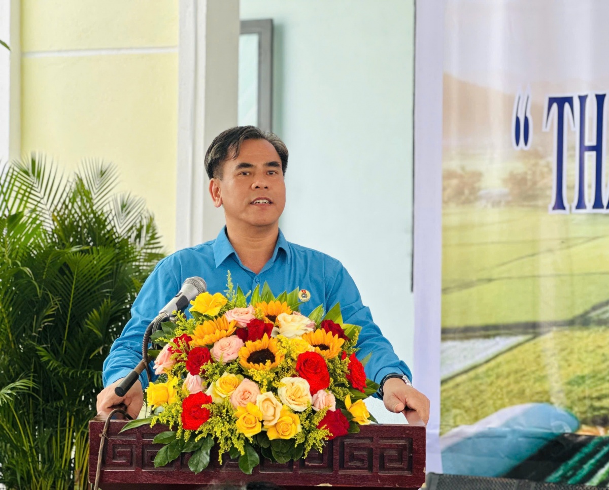 undefined Bữa cơm vui của công nhân đường sắt