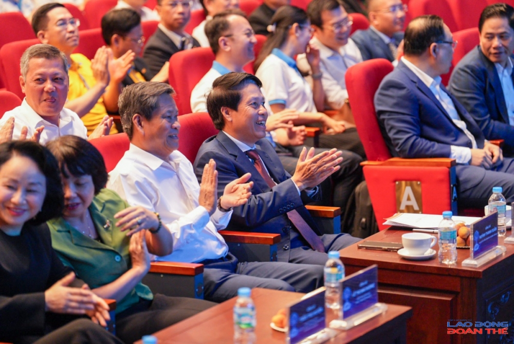 Đồng chí Huỳnh Thanh Xuân, Phó Chủ tịch Tổng Liên đoàn Lao động Việt Nam tham dự phiên khai mạc Hội thi “Chuyển đổi số ngành Ngân hàng” năm 2026. Ảnh: Nguyễn Việt
