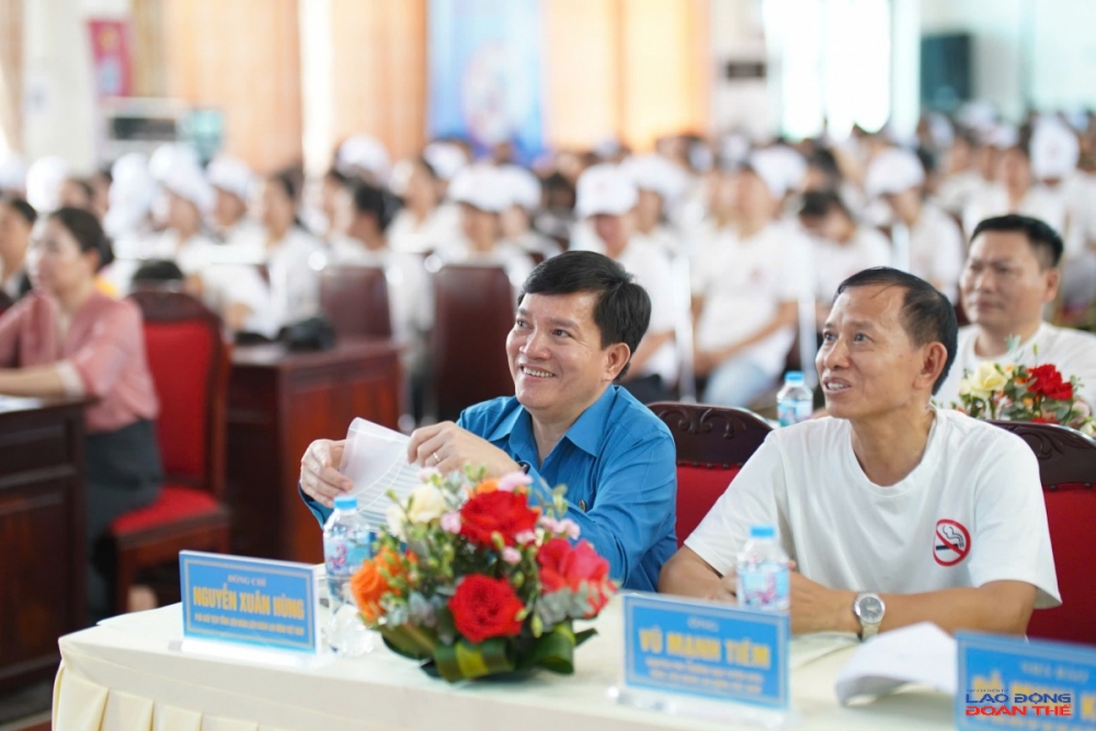Đồng chí Nguyễn Xuân Hùng, Phó Chủ tịch Tổng Liên đoàn Lao động Việt Nam (bên trái) và đồng chí Vũ Mạnh Tiêm, nguyên Phó Trưởng Ban Tuyên giáo Tổng LĐLĐ Việt Nam tham dự Lễ mít tinh hưởng ứng Tuần lễ Quốc gia Không khói thuốc lá và Ngày Thế giới Không thuốc lá 31.5 năm 2026. Ảnh: Mạnh Thắng