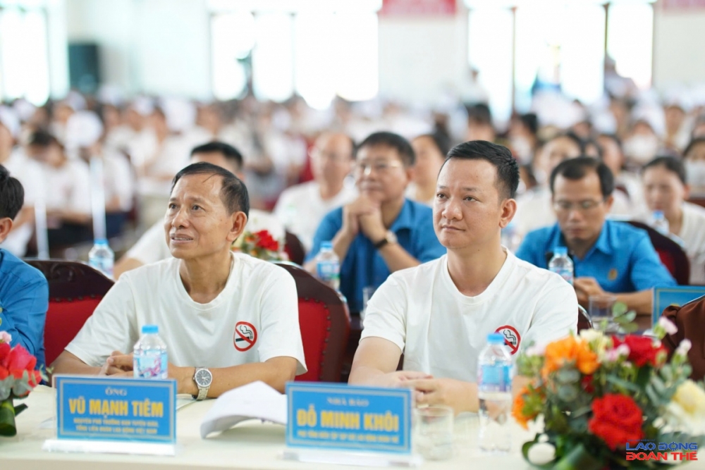 Đồng chí Vũ Mạnh Tiêm, nguyên Phó Trưởng Ban Tuyên giáo Tổng LĐLĐ Việt Nam (bên trái) và Nhà báo Đỗ Minh Khôi, Phó Tổng Biên tập Tạp chí Lao động Đoàn thể tham dự Lễ mít tinh hưởng ứng Tuần lễ Quốc gia Không khói thuốc lá và Ngày Thế giới Không thuốc lá 31.5 năm 2026. Ảnh: Mạnh Thắng Đồng chí Vũ Mạnh Tiêm, nguyên Phó Trưởng Ban Tuyên giáo Tổng LĐLĐ Việt Nam (bên trái) và Nhà báo Đỗ Minh Khôi, Phó Tổng Biên tập Tạp chí Lao động Đoàn thể tham dự Lễ mít tinh hưởng ứng Tuần lễ Quốc gia Không khói thuốc lá và Ngày Thế giới Không thuốc lá 3