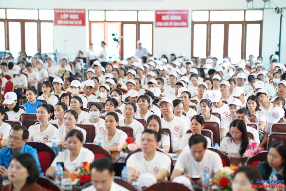 Gần 500 đoàn viên, công nhân lao động trên địa bàn tỉnh Ninh Bình tham dự Lễ mít tinh hưởng ứng Tuần lễ Quốc gia Không khói thuốc lá và Ngày Thế giới Không thuốc lá 31.5 năm 2026. Ảnh: Mạnh Thắng