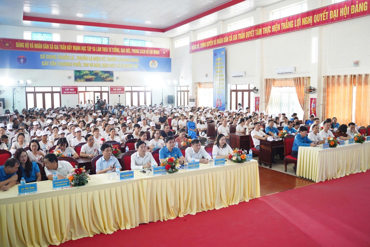 Quyết liệt đẩy lùi thuốc lá trong công nhân lao động