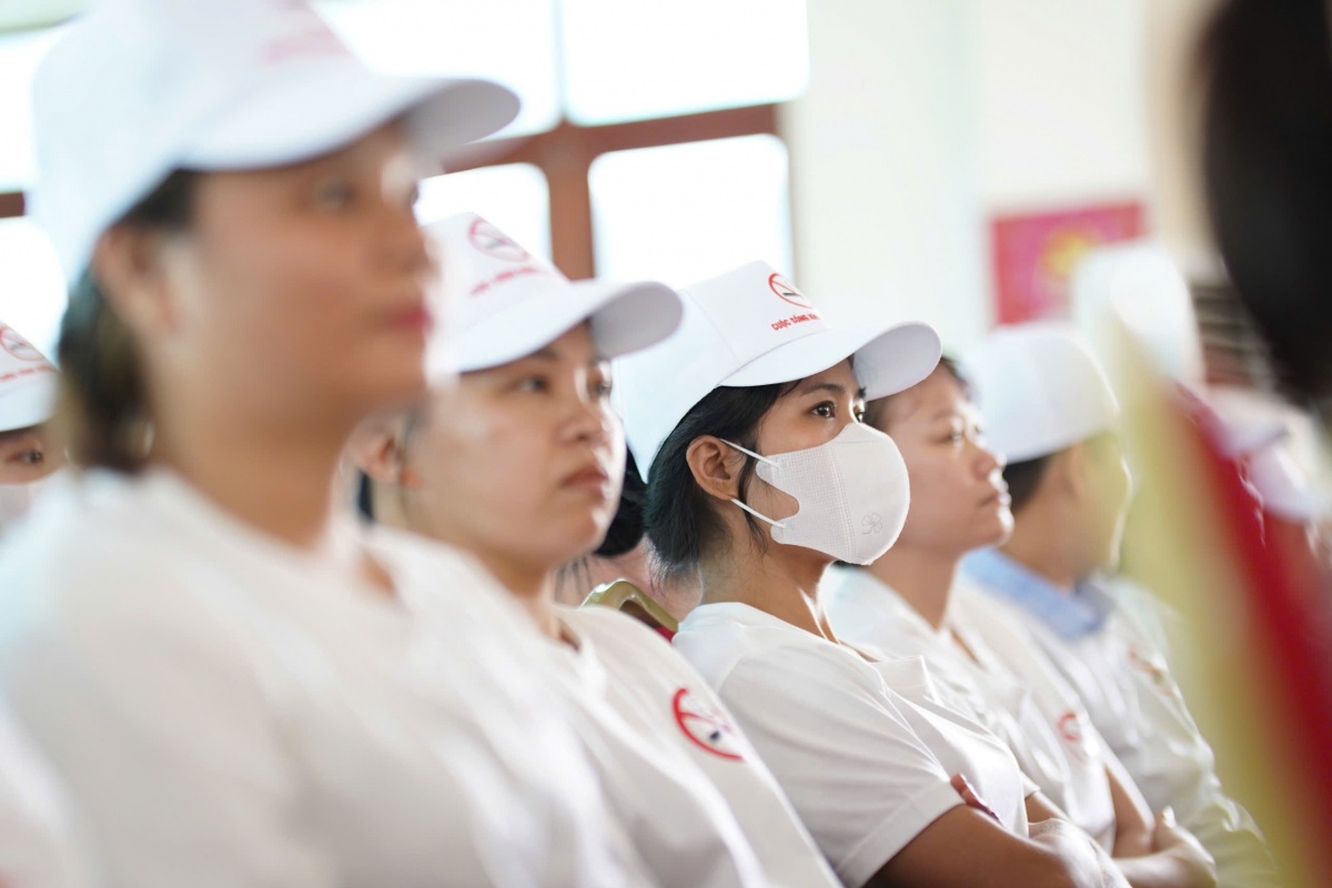 Quyết liệt đẩy lùi thuốc lá trong công nhân lao động