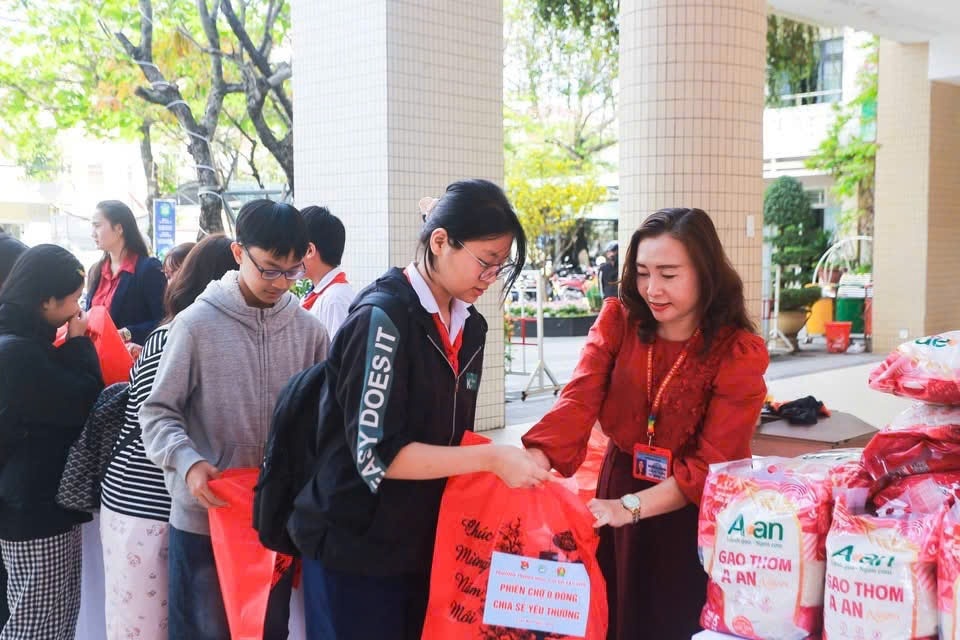Hoạt động thiện nguyện lan tỏa tinh thần sẻ chia tại Trường Tiểu học Tây Sơn. Ảnh: HỮU TRUNG