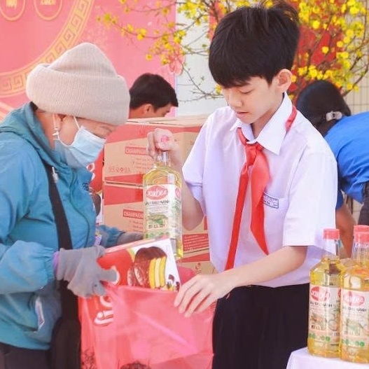 Xuân sẻ chia dưới mái trường