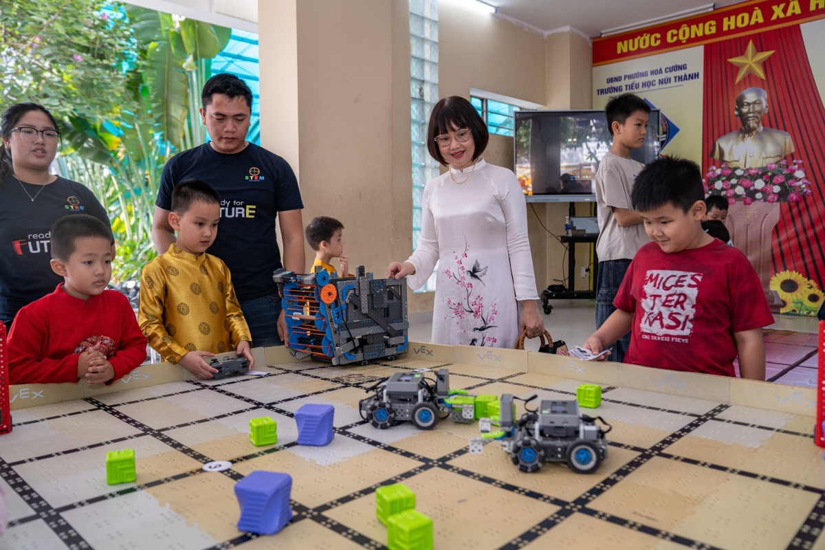 Xuân sẻ chia dưới mái trường
