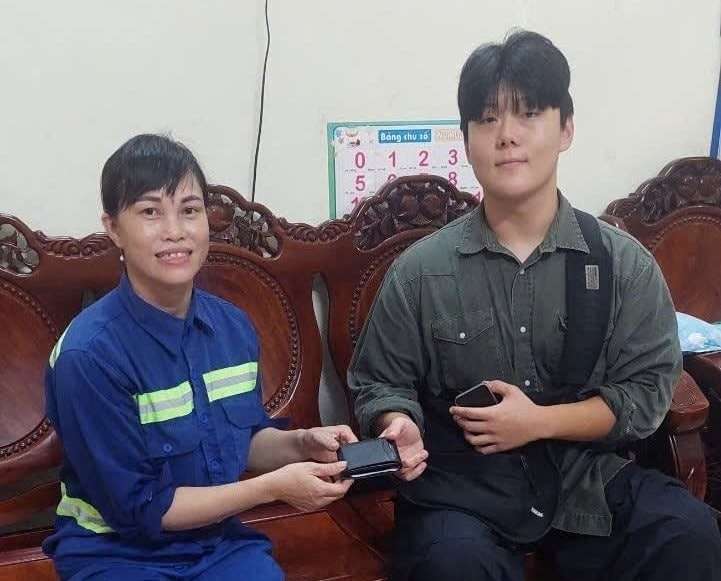 Chị Đặng Thị Điệp, công nhân Đội môi trường Sơn Trà thuộc Công ty CP Môi trường đô thị Đà Nẵng (bên trái) trong những năm qua đã nhiều lần liên hệ và trao trả tài sản thất lạc cho nhiều du khách là người nước ngoài. Ảnh do nhân vật cung cấp.