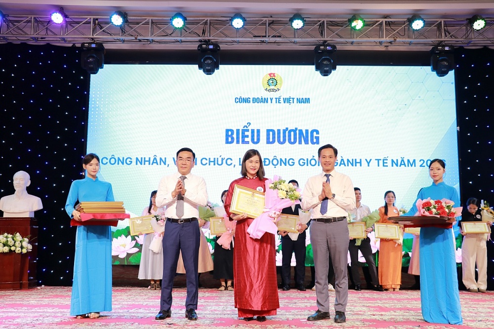 Đồng chí Nguyễn Lương TâmChủ tịch Công đoàn Y tế Việt Nam (trái) và đồng chí Phạm Minh Khuê, Phó Bí thư chuyên trách Đảng uỷ Bộ Y tế Đồng chí Nguyễn Lương TâmChủ tịch Công đoàn Y tế Việt Nam (trái) và đồng chí Phạm Minh Khuê, Phó Bí thư chuyên trách Đảng uỷ Bộ Y tế