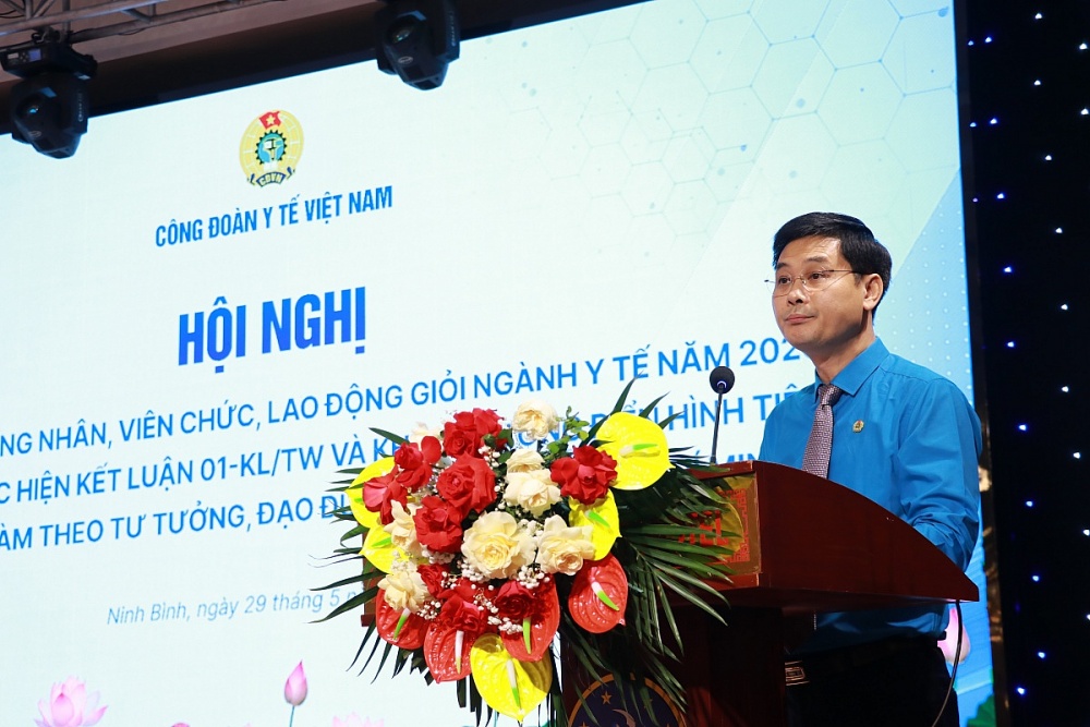 Đồng chí Vũ Anh Tuấn, Phó Chủ tịch Công đoàn Y tế Việt Nam trình bày báo cáo tại Hội nghị. Ảnh: ĐVCC Đồng chí Vũ Anh Tuấn, Phó Chủ tịch Công đoàn Y tế Việt Nam trình bày báo cáo tại Hội nghị. Ảnh: ĐVCC