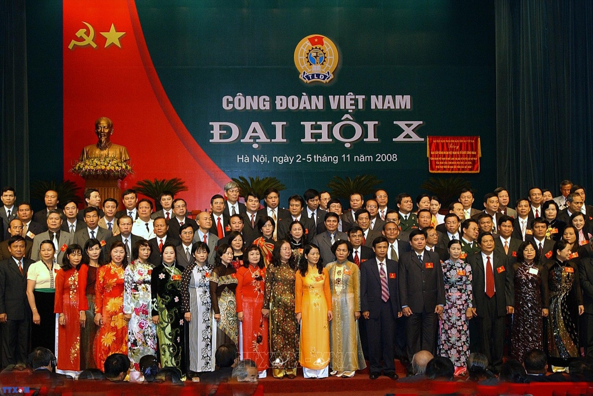 Hướng về cơ sở, lấy đoàn viên và người lao động làm đối tượng vận động chính Hướng về cơ sở, lấy đoàn viên và người lao động làm đối tượng vận động chính