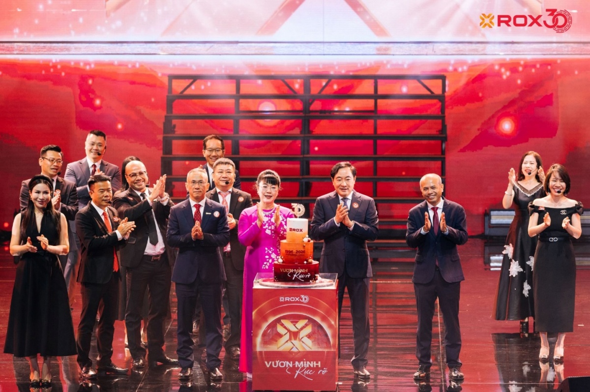Ban lãnh đạo cùng các cán bộ nhân viên của ROX Group trên sân khấu chúc mừng Tập đoàn tròn 30 tuổi. Ban lãnh đạo cùng các cán bộ nhân viên của ROX Group trên sân khấu chúc mừng Tập đoàn tròn 30 tuổi.