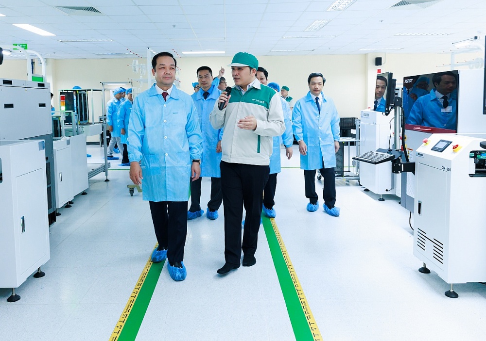  Thứ trưởng Bộ Khoa học và Công nghệ Phạm Đức Long, Chủ tịch Công đoàn Khoa học và Công nghệ Việt Nam tham quan công trình “Mở rộng Tổ hợp nghiên cứu, sản xuất và kho vận công nghệ cao VNPT Technology”. Ảnh: ĐVCC