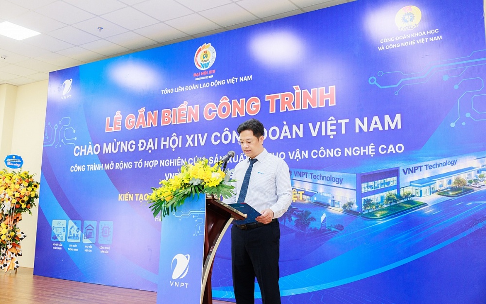 Đồng chí Tô Mạnh Cường - Tổng Giám đốc VNPT Technology phát biểu tại Lễ gắn biển Công trình “Mở rộng Tổ hợp nghiên cứu, sản xuất và kho vận công nghệ cao VNPT Technology”. Ảnh: ĐVCC
