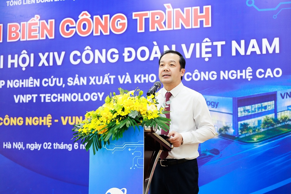  Thứ trưởng Bộ Khoa học và Công nghệ Phạm Đức Long, Chủ tịch Công đoàn Khoa học và Công nghệ Việt Nam phát biểu tại Lễ gắn biển Công trình “Mở rộng Tổ hợp nghiên cứu, sản xuất và kho vận công nghệ cao VNPT Technology”. Ảnh: ĐVCC