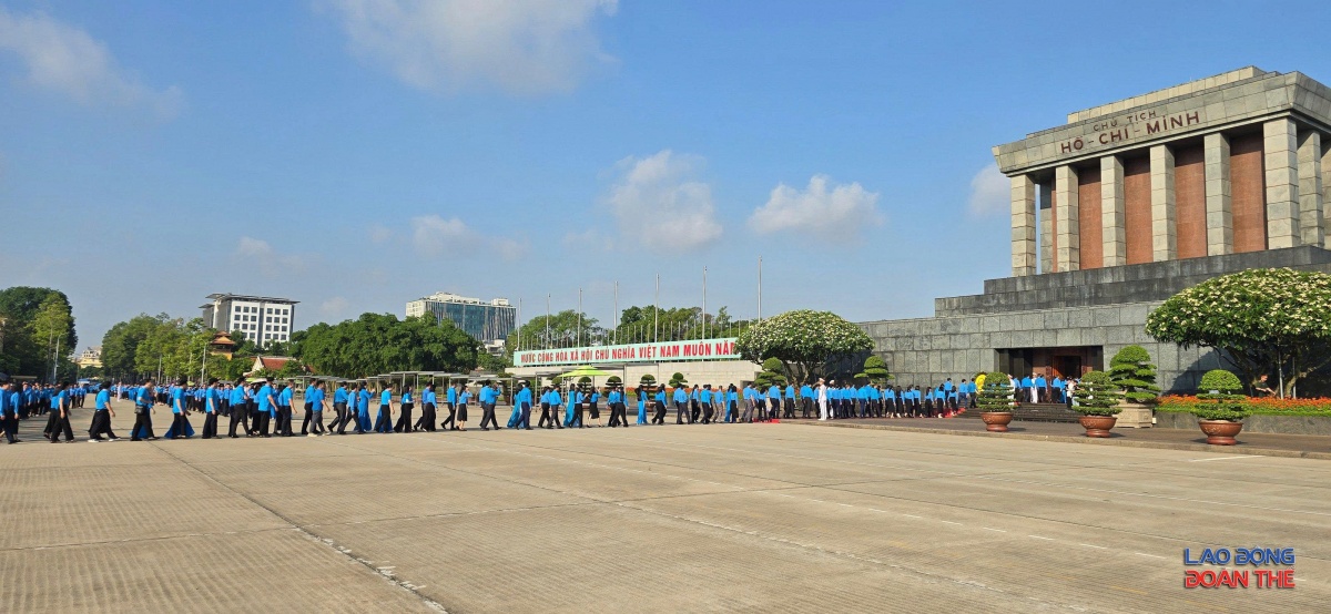 [Ảnh] Đoàn đại biểu dự Đại hội XIV Công đoàn Việt Nam viếng lăng Bác và dâng hương các Anh hùng liệt sỹ