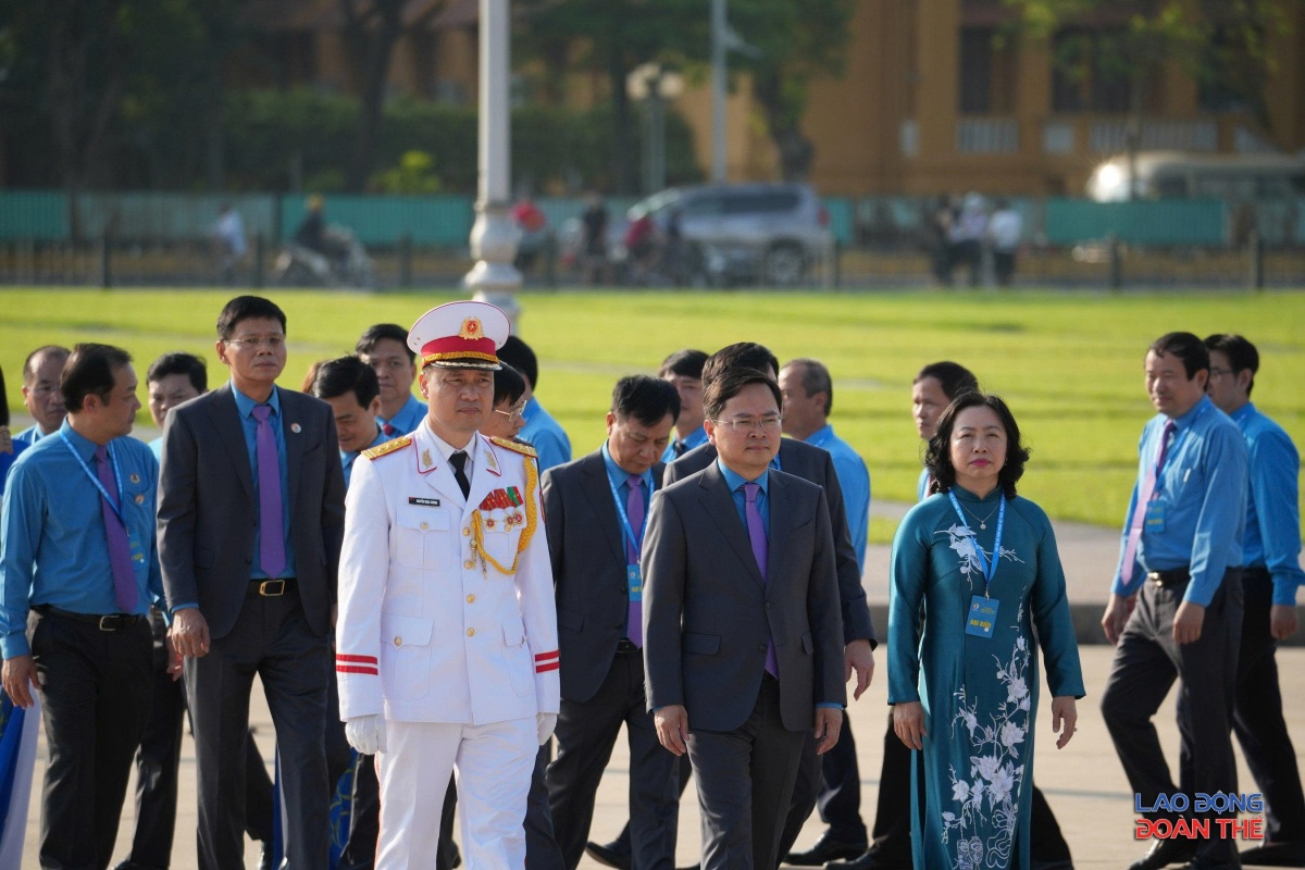 [Ảnh] Đoàn đại biểu dự Đại hội XIV Công đoàn Việt Nam viếng lăng Bác và dâng hương các Anh hùng liệt sỹ