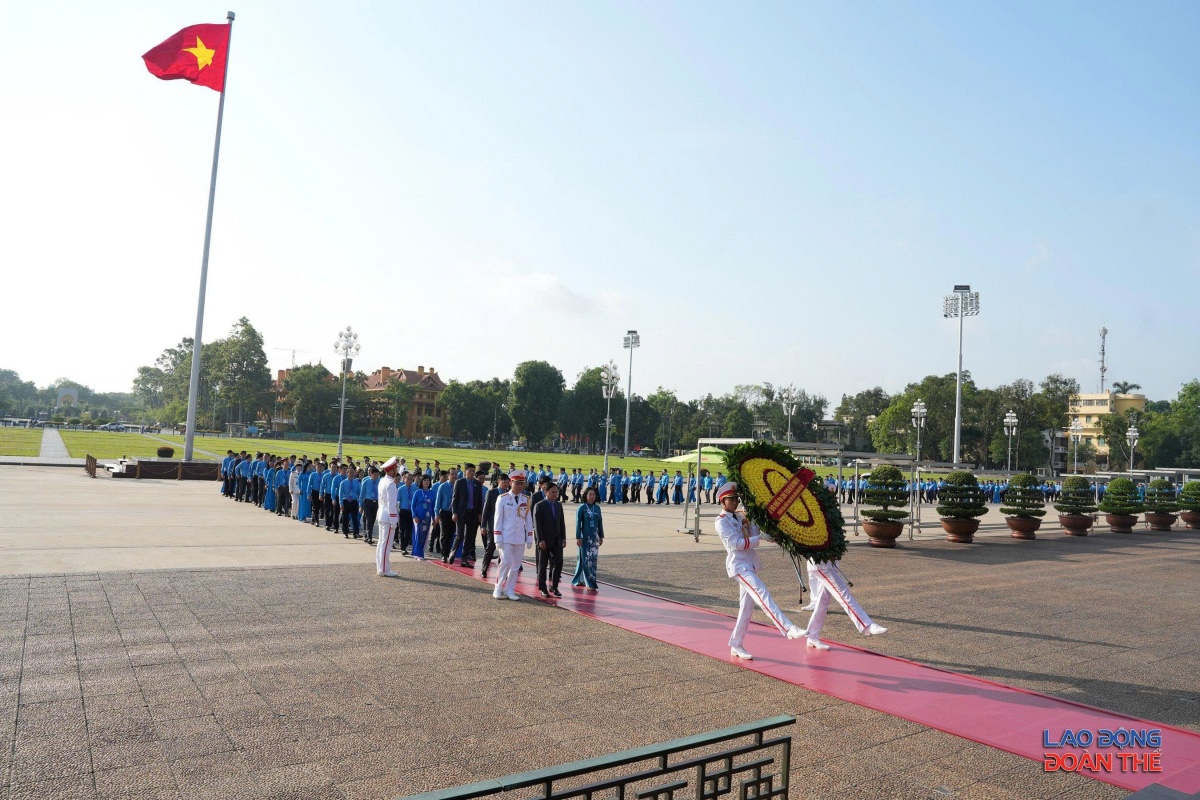 [Ảnh] Đoàn đại biểu dự Đại hội XIV Công đoàn Việt Nam viếng lăng Bác và dâng hương các Anh hùng liệt sỹ