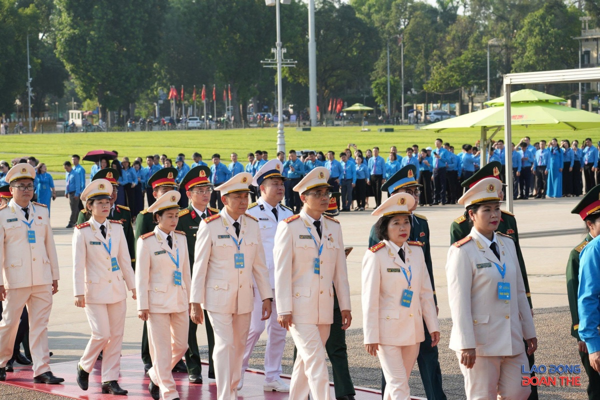 [Ảnh] Đoàn đại biểu dự Đại hội XIV Công đoàn Việt Nam viếng lăng Bác và dâng hương các Anh hùng liệt sỹ