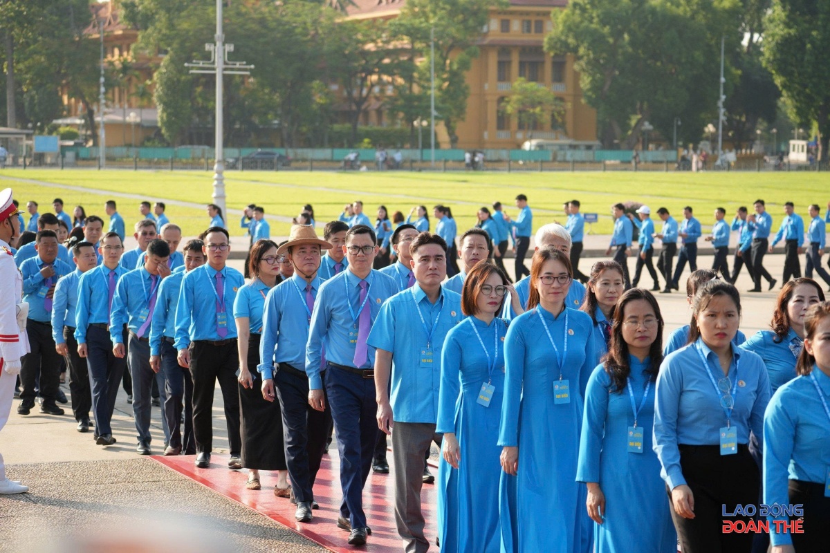 [Ảnh] Đoàn đại biểu dự Đại hội XIV Công đoàn Việt Nam viếng lăng Bác và dâng hương các Anh hùng liệt sỹ