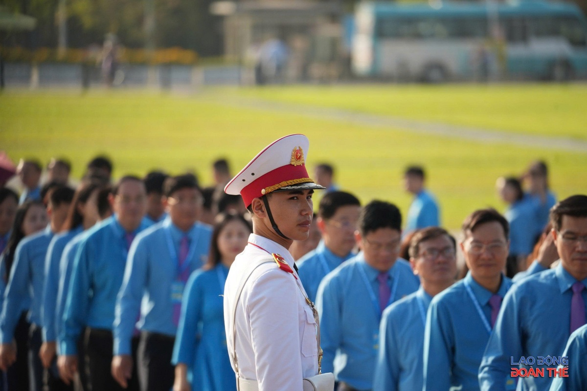 [Ảnh] Đoàn đại biểu dự Đại hội XIV Công đoàn Việt Nam viếng lăng Bác và dâng hương các Anh hùng liệt sỹ