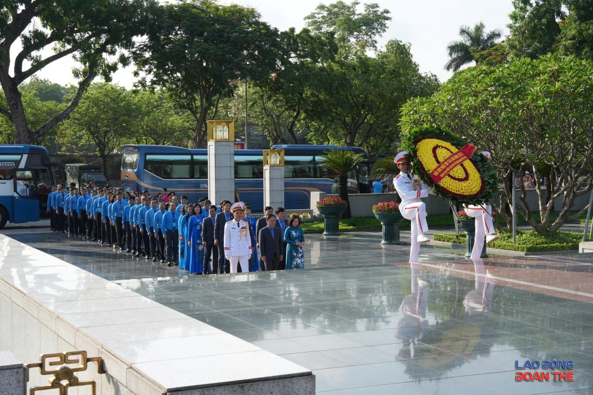 [Ảnh] Đoàn đại biểu dự Đại hội XIV Công đoàn Việt Nam viếng lăng Bác và dâng hương các Anh hùng liệt sỹ