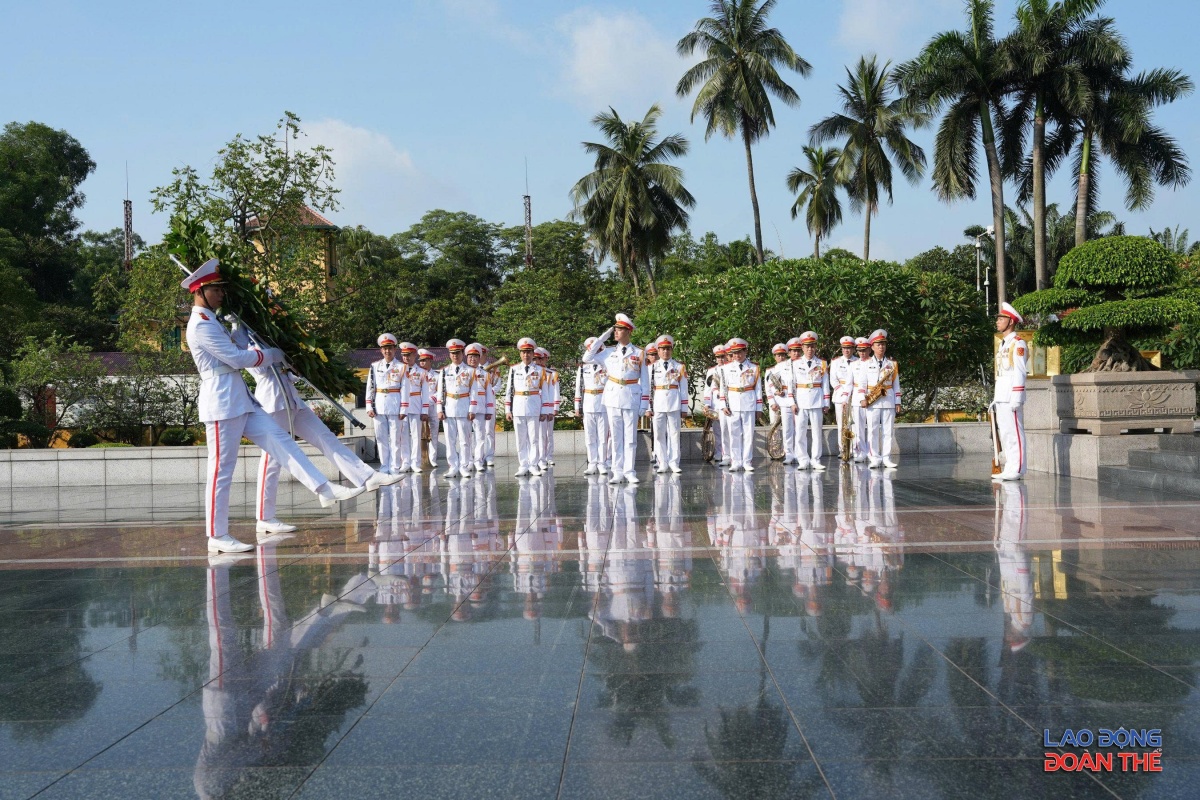 [Ảnh] Đoàn đại biểu dự Đại hội XIV Công đoàn Việt Nam viếng lăng Bác và dâng hương các Anh hùng liệt sỹ