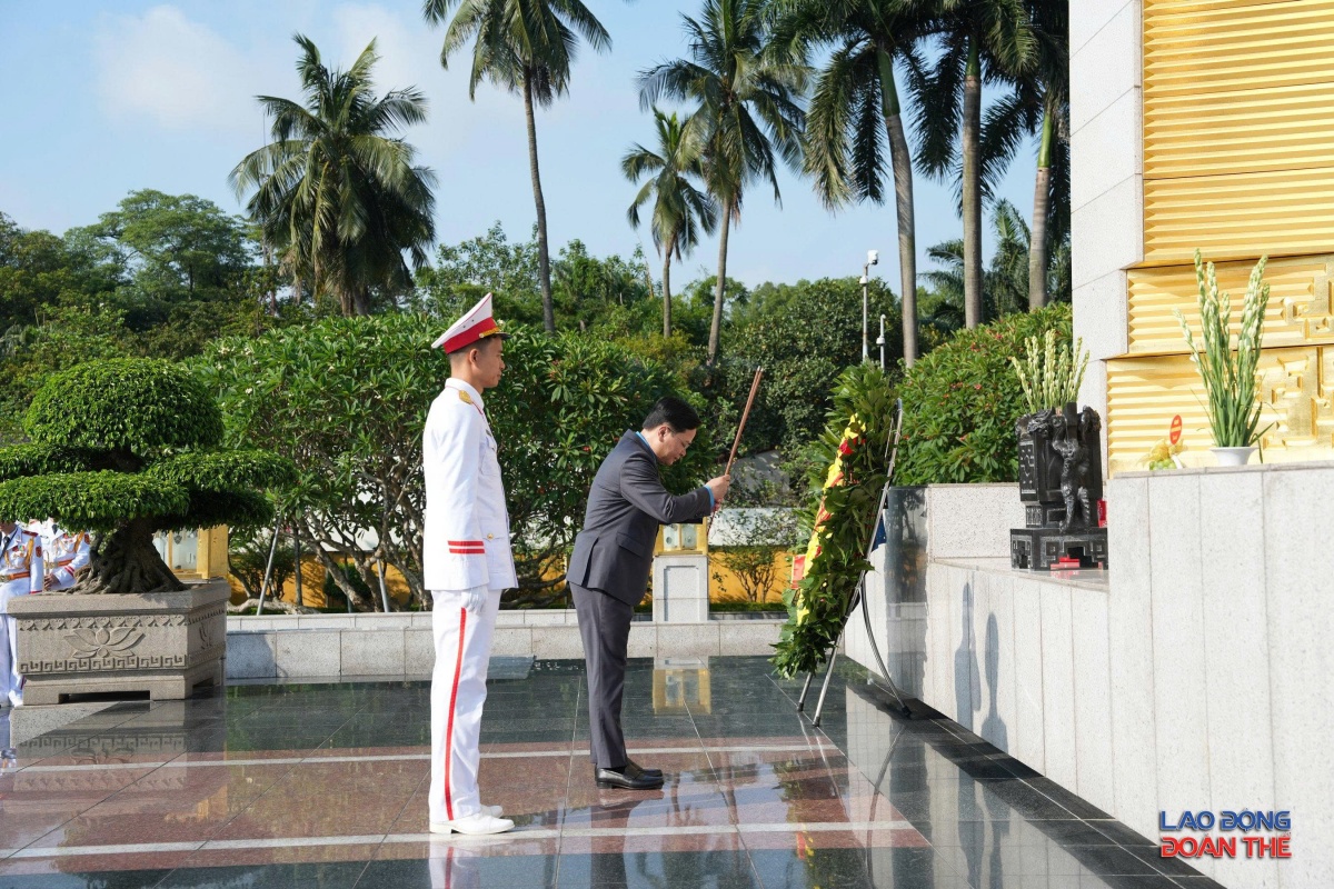 [Ảnh] Đoàn đại biểu dự Đại hội XIV Công đoàn Việt Nam viếng lăng Bác và dâng hương các Anh hùng liệt sỹ