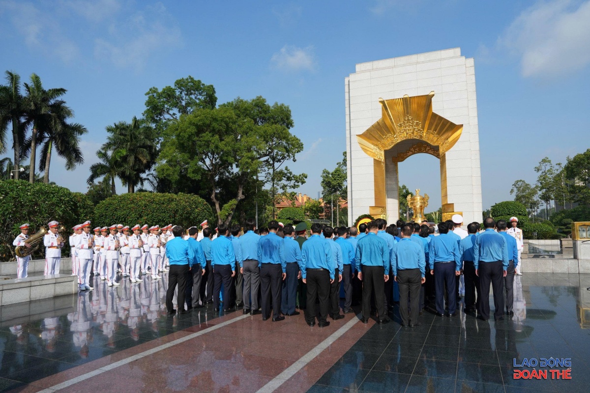 [Ảnh] Đoàn đại biểu dự Đại hội XIV Công đoàn Việt Nam viếng lăng Bác và dâng hương các Anh hùng liệt sỹ