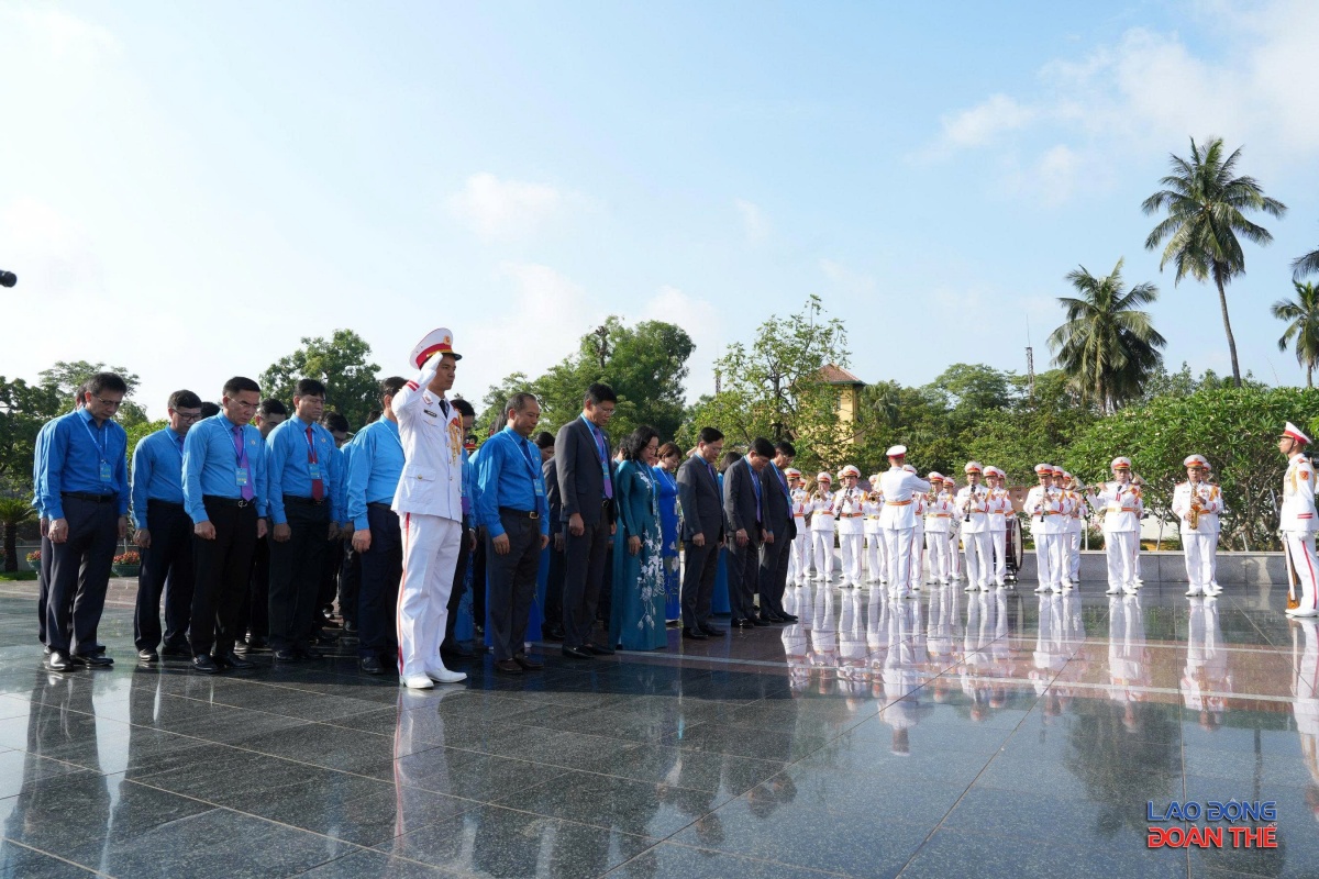 [Ảnh] Đoàn đại biểu dự Đại hội XIV Công đoàn Việt Nam viếng lăng Bác và dâng hương các Anh hùng liệt sỹ