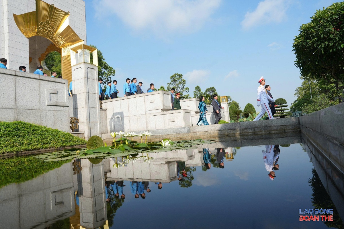 [Ảnh] Đoàn đại biểu dự Đại hội XIV Công đoàn Việt Nam viếng lăng Bác và dâng hương các Anh hùng liệt sỹ