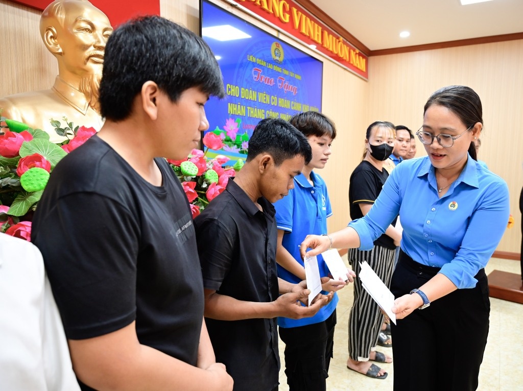 LĐLĐ tỉnh Tây Ninh: Đồng hành cùng người lao động, mở rộng “ngôi nhà chung” công đoàn LĐLĐ tỉnh Tây Ninh: Đồng hành cùng người lao động, mở rộng “ngôi nhà chung” công đoàn
