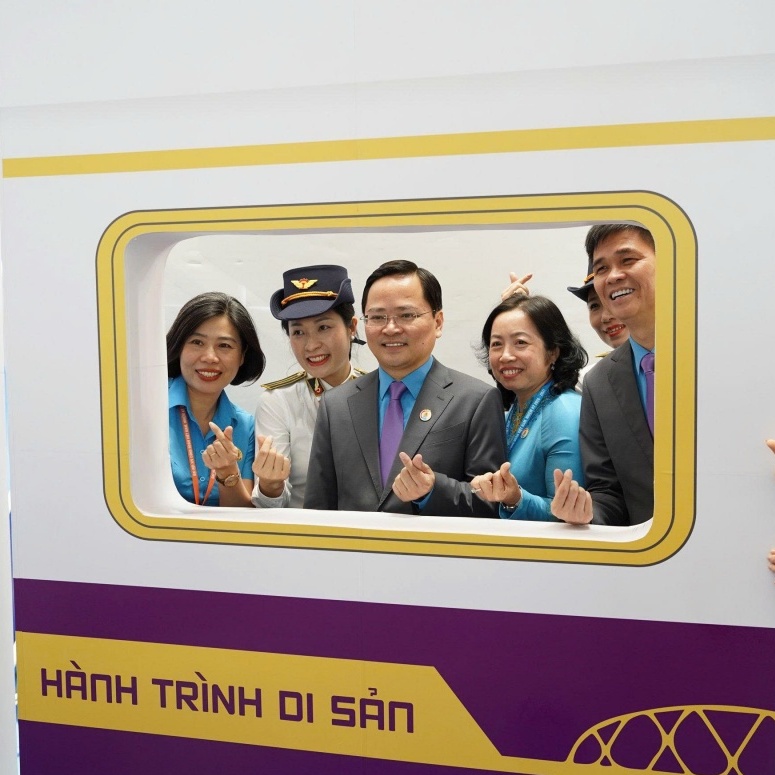 anh lanh dao tong lien doan tham quan cac san pham sang kien tieu bieu cua doan vien