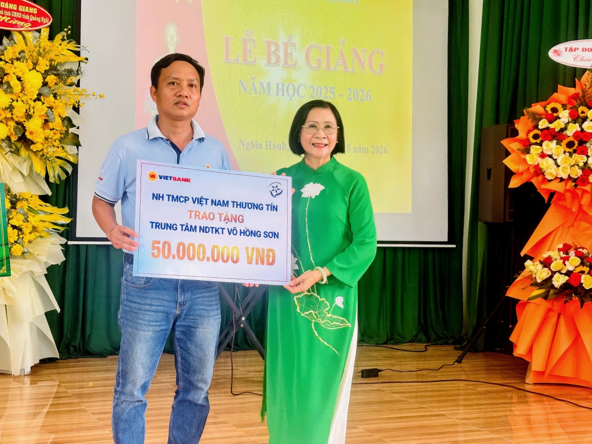 Đại diện Vietbank trao tặng 50 triệu đồng hỗ trợ Trung tâm Nuôi dạy trẻ khuyết tật Võ Hồng Sơn